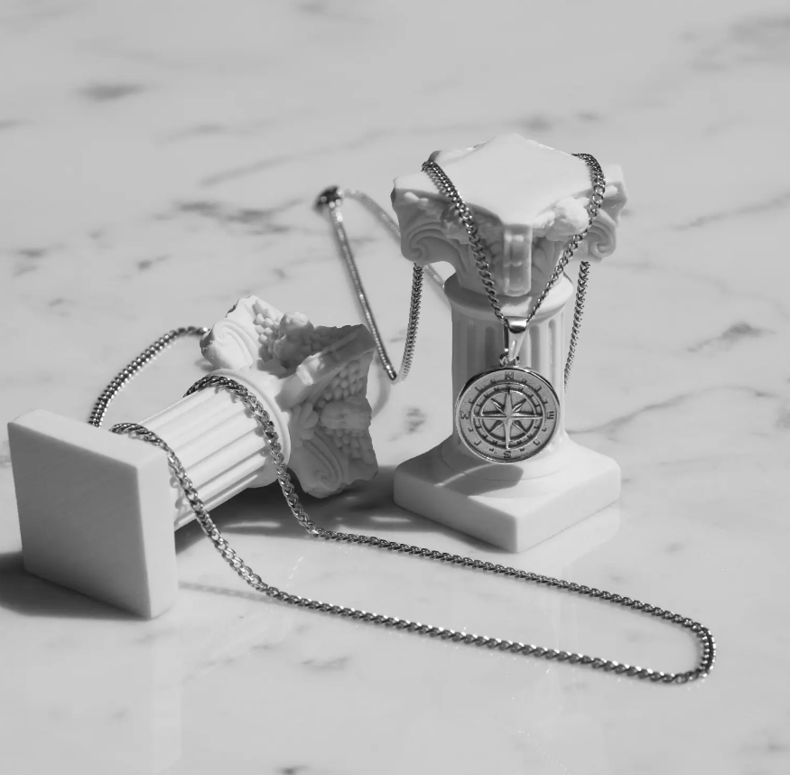 Ciondolo d' oro con Bussola